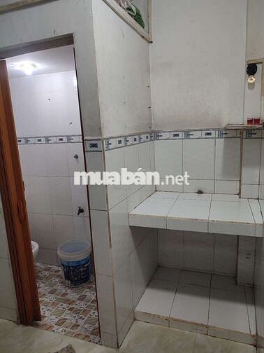 Nhà cho thuê Chiến Lược (2PN 2WC) có sẵn 1 máy lạnh, hẻm 4m thông HL2