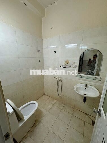 PHÒNG TRỌ CÓ BAN CÔNG THOÁNG GẦN ĐẠI HỌC CÔNG NGHIỆP