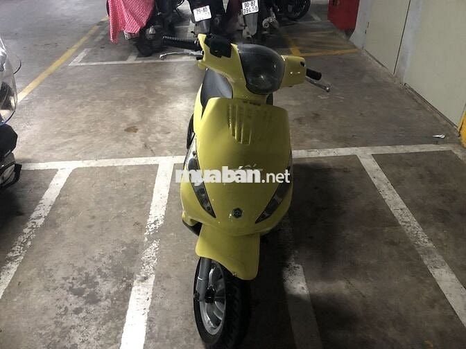 Xe máy Piaggio Zip màu vàng cho nữ