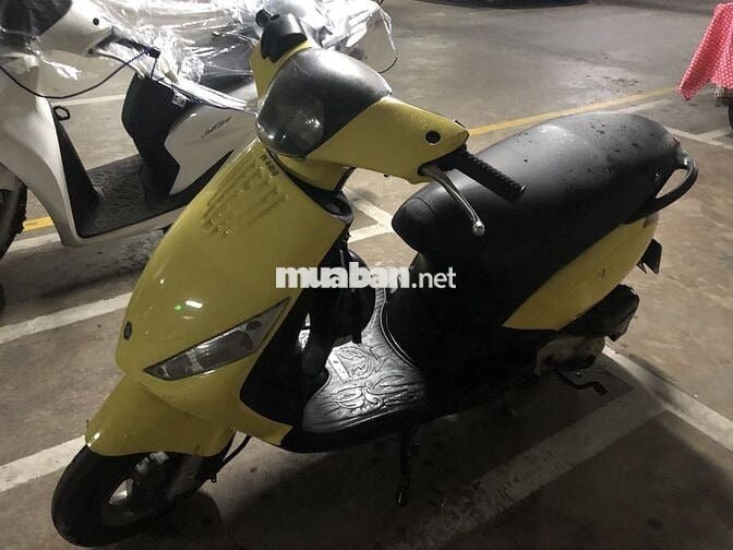 Xe máy Piaggio Zip màu vàng cho nữ