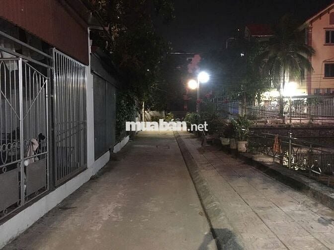 Cho thuê nhà lâu dài view mặt hồ thoáng mát