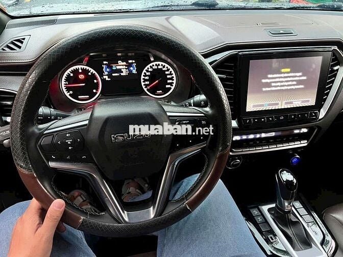 Dmax 2022 bản Type Z 2 cầu hiếm có khó tìm