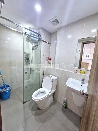 Bán căn hộ Imperial Place 2PN sổ hồng sẵn, đầy đủ nội thất.