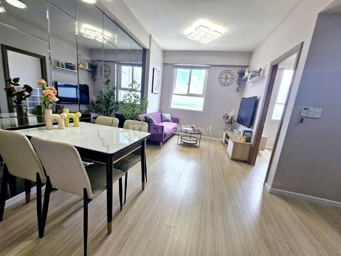 Bán căn hộ Imperial Place 2PN sổ hồng sẵn, đầy đủ nội thất.