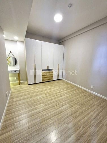 Bán căn hộ Imperial Place 2PN sổ hồng sẵn, đầy đủ nội thất.