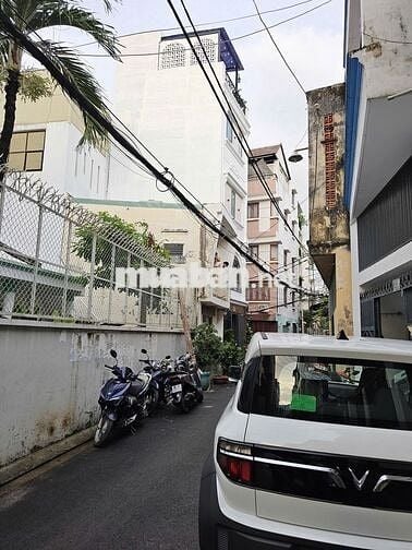 BÁN NHÀ GẦNHUỲNH VĂN BÁNH HẺM XE HƠI PHƯỜNG 11, PHÚ NHUẬN CHỈ 10,3 TỶ.