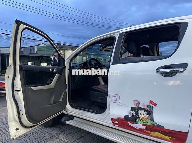 Mazda BT 50 2015 3.2L 4x4 AT - hai cầu đi vườn