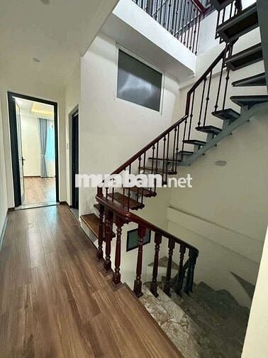 Bán nhà Dân Xây Nguyễn Văn Cừ, DT Rộng Giá Rẽ, Trung Tâm Long Biên.