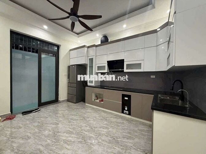 Bán nhà Dân Xây Nguyễn Văn Cừ, DT Rộng Giá Rẽ, Trung Tâm Long Biên.