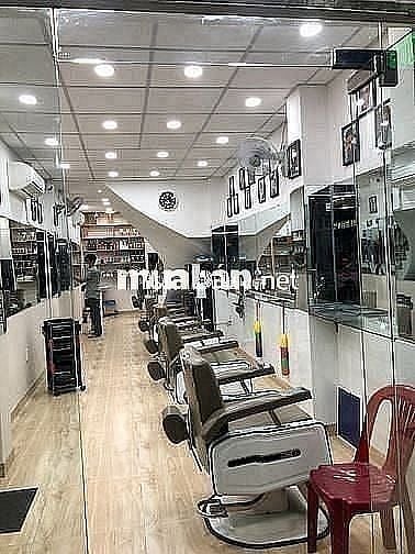 Cần tuyển Nữ thợ phụ tóc Nam, cạo mặt, ráy tai, gội đầu, Lương 15tr