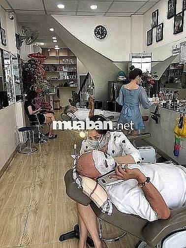 Cần tuyển Nữ thợ phụ tóc Nam, cạo mặt, ráy tai, gội đầu, Lương 15tr