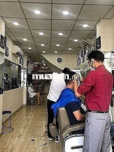 Cần tuyển Nữ thợ phụ tóc Nam, cạo mặt, ráy tai, gội đầu, Lương 15tr