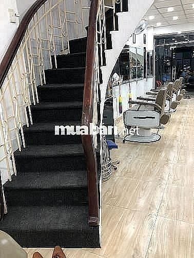 Cần tuyển Nữ thợ phụ tóc Nam, cạo mặt, ráy tai, gội đầu, Lương 15tr