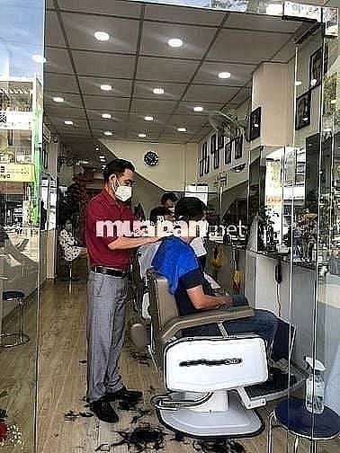 Cần tuyển Nữ thợ phụ tóc Nam, cạo mặt, ráy tai, gội đầu, Lương 15tr