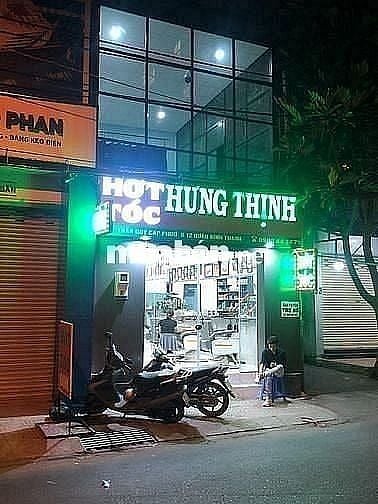 Cần tuyển Nữ thợ phụ tóc Nam, cạo mặt, ráy tai, gội đầu, Lương 15tr