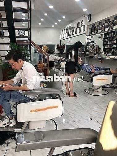 Cần tuyển Nữ thợ phụ tóc Nam, cạo mặt, ráy tai, gội đầu, Lương 15tr