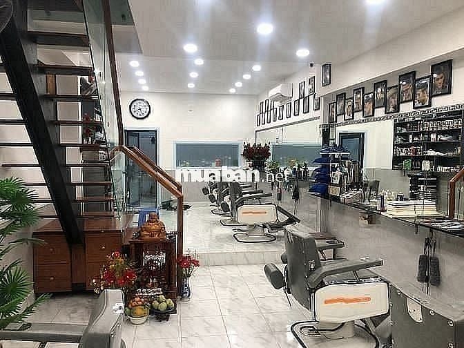 Cần tuyển Nữ thợ phụ tóc Nam, cạo mặt, ráy tai, gội đầu, Lương 15tr