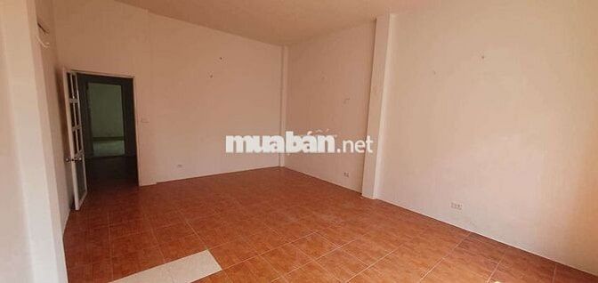 NHÀ NGUYÊN CĂN –GẦN HỒ SINH THÁI 🌿
: 70m²/sàn x 3 tầng  6,45 tr/ th