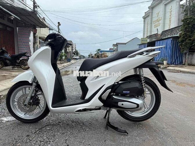 SH 125 abs đăng kí 7/2025 còn thơm mùi xe mới.
