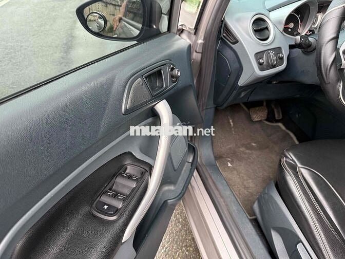 ford firsta 1.6 AT hatchback đăng ký 2012 siêu moi