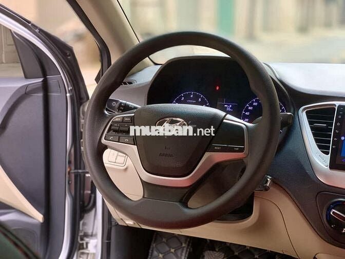 Hyundai Accent 2023 số sàn màu xám bạc