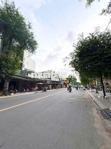 Cho Thuê Nhà Đường Đồng Nai, Quận 10 ( Ngang 8m - Cho Làm CHDV )