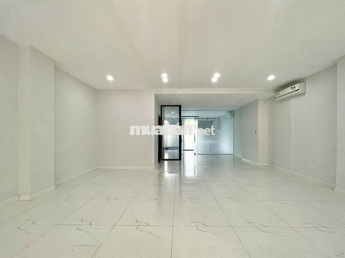 Tầng trệt 7x22m (100m2) sẵn 1 phòng, có máy lạnh, hầm . Giá rẻ 16 tr