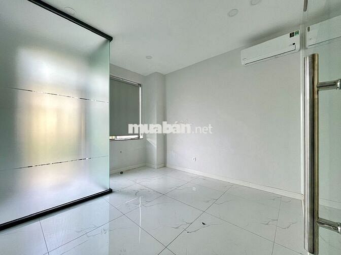 Tầng trệt 7x22m (100m2) sẵn 1 phòng, có máy lạnh, hầm . Giá rẻ 16 tr