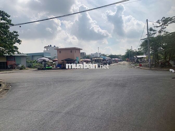 Bán nền đất sổ riêng xây dựng tư do ngay mặt tiền chợ Long Hậu