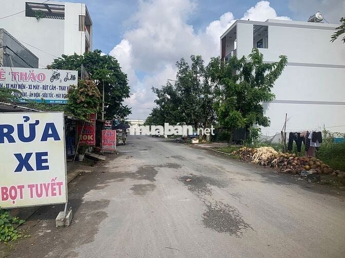 Bán nền đất sổ riêng xây dựng tư do ngay mặt tiền chợ Long Hậu