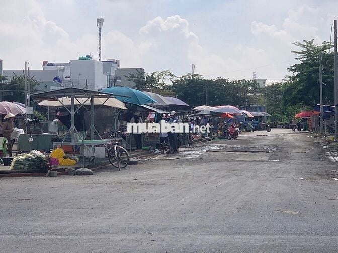 Bán nền đất sổ riêng xây dựng tư do ngay mặt tiền chợ Long Hậu