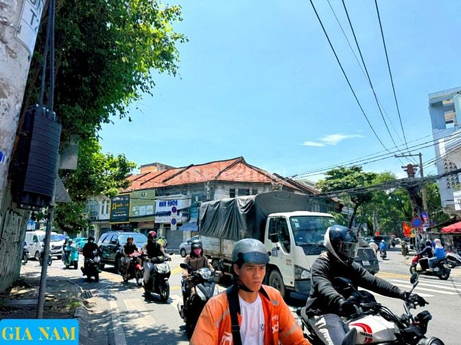 BÁN NHÀ MẶT TIỀN : 192 NGUYỄN TẤT THÀNH - P. 13 - Q. 4 - TPHCM