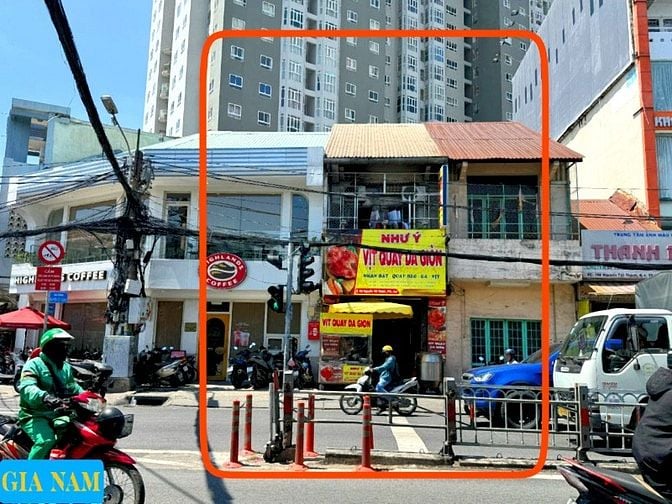 BÁN NHÀ MẶT TIỀN : 192 NGUYỄN TẤT THÀNH - P. 13 - Q. 4 - TPHCM