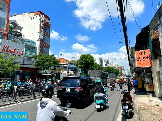 BÁN NHÀ MẶT TIỀN : 192 NGUYỄN TẤT THÀNH - P. 13 - Q. 4 - TPHCM