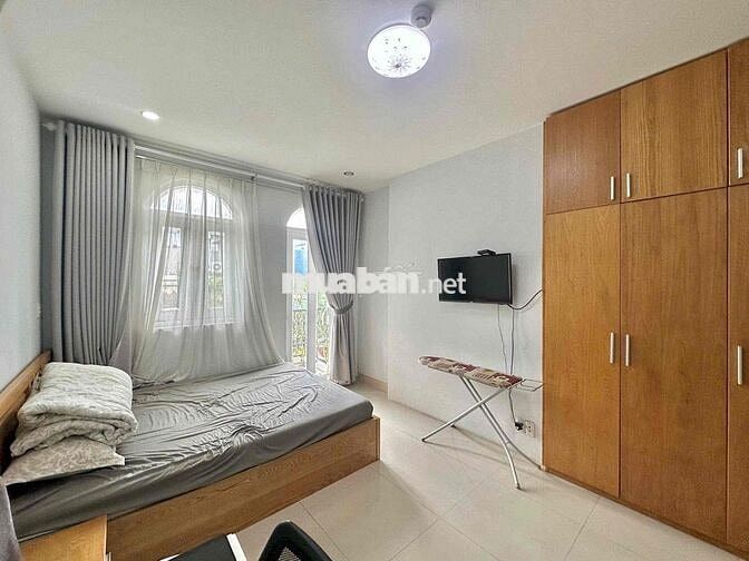 cho thuê căn hộ studio cửa sổ ban công thoáng gần Bùi Viện, Metro