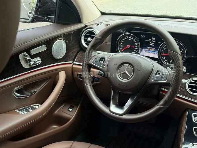 Mercedes Benz E250 siêu lướt, sản xuất 2016 màu đen, chạy 36.000km