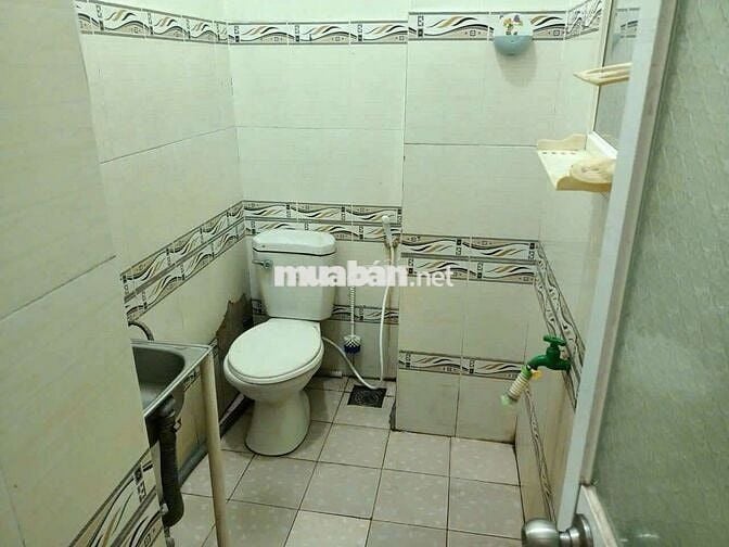 Phòng trọ 32m2 sạch thoáng mát của nhà mặt tiền.ĐHT6 gần chùa linh sơn