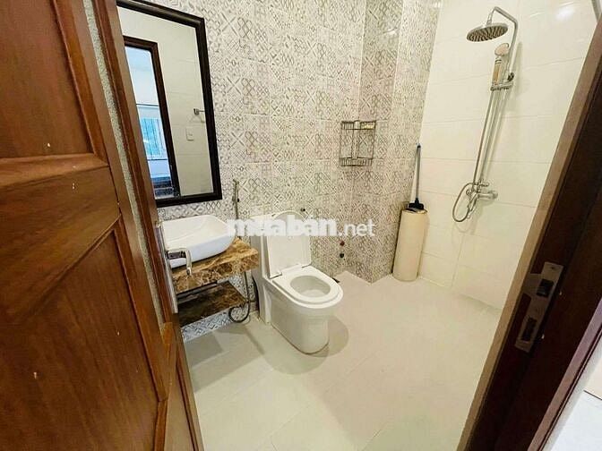 Nhà mới full nội thất, xe hơi ngủ trong nhà Q10 giá 30 triệu/tháng