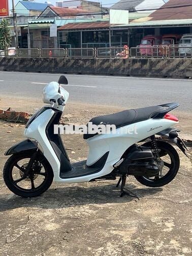 Xe máy Yamaha Janus 2018 màu trắng đen