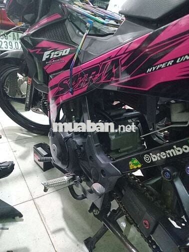 Xe máy Suzuki Satria F150 côn tay đen hồng