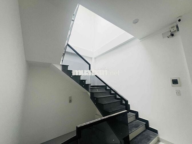 nhà phố 1 trệt 2 lầu gần vin com