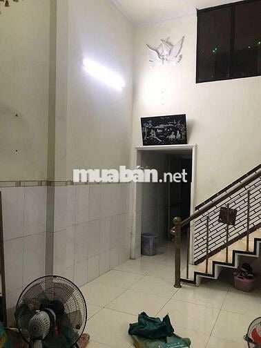 Nhà hẻm xe tải phù hợp gia đình đông người, cách Vincom Dĩ An 1km.