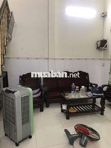 Nhà hẻm xe tải phù hợp gia đình đông người, cách Vincom Dĩ An 1km.