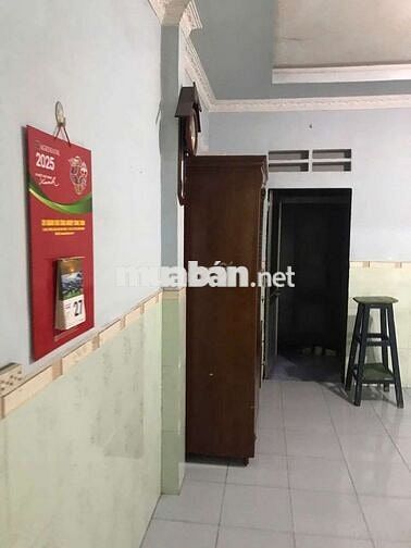 Nhà hẻm xe tải phù hợp gia đình đông người, cách Vincom Dĩ An 1km.