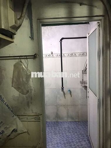 Nhà hẻm xe tải phù hợp gia đình đông người, cách Vincom Dĩ An 1km.