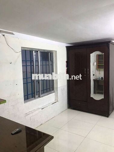 Nhà hẻm xe tải phù hợp gia đình đông người, cách Vincom Dĩ An 1km.