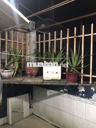 Nhà hẻm xe tải phù hợp gia đình đông người, cách Vincom Dĩ An 1km.