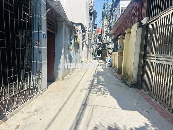 BÁN NHÀ ĐẸP GIA ĐÌNH TỰ XÂY PHỐ LĨNH NAM- Ô TÔ GẦN NHÀ