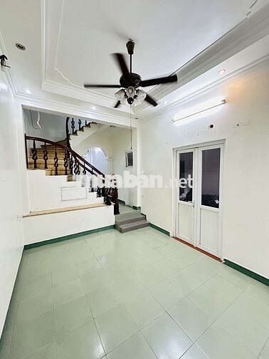 BÁN NHÀ ĐẸP GIA ĐÌNH TỰ XÂY PHỐ LĨNH NAM- Ô TÔ GẦN NHÀ