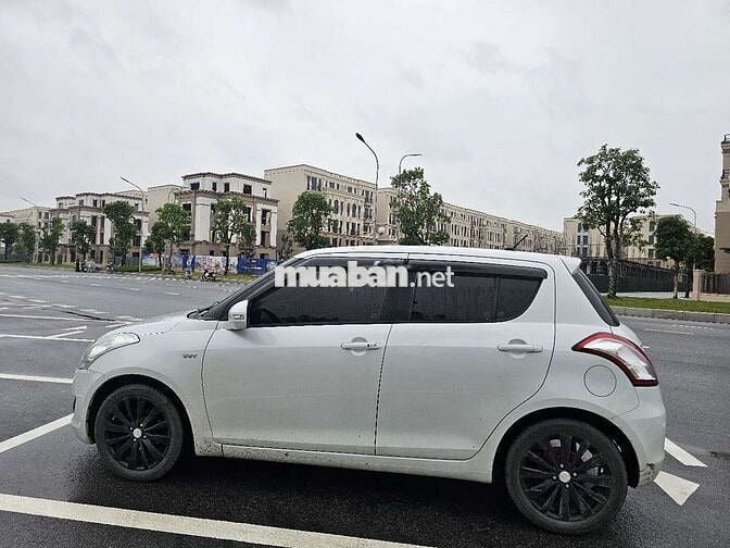 Suzuki Swift 1.4AT màu trắng, số tự động